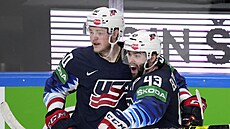 Colin Blackwell (vpravo) a Eric Robinson oslavují americký gól.