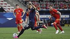 Karim Benzema po p�ti letech oblékl dres francouzské reprezentace. V utkání s...