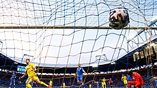 Ukrajinský fotbalista Andrej Jarmolenko dává gól v pípravném duelu s Kyprem.