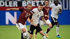 N�mecký fotbalista Toni Kroos (vpravo) se sna�í zastavit pr�nik Arturse...