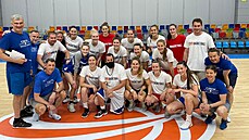 České basketbalistky navštívil na tréninku americký herec Adam Sandler.