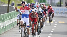 Mathieu van der Poel projíždí vítězně cílem 3. etapy závodu Kolem Švýcarska.