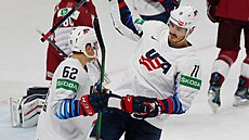 Americký veterán Brian Boyle (vpravo) s raduje ze svého gólu.