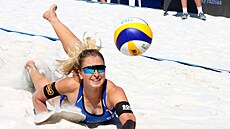 Michaela Kubí�ková vybírá ulívku soupe�ek.
