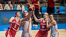 Česká basketbalistka Veronika Šípová (vlevo) zakončuje na běloruský koš kolem...