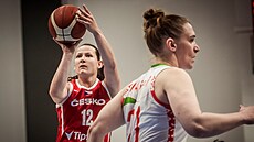 Česká basketbalistka Tereza Vyoralová střílí na běloruský koš.
