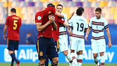 Španělský fotbalista Gil po porážce s Portugalskem v semifinále Eura do 21 let