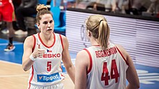 eské basketbalistky Romana Hejdová (vlevo) a Julia Reisingerová nezáí...