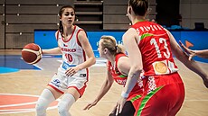 eská basketbalistka Elika Hamzová (vlevo) táhne útok na ko Bloruska.