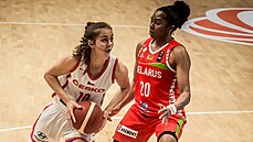 eská basketbalistka Elika Hamzová (vlevo) útoí na ko Bloruska. Brání Marie...