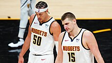 Aaron Gordon (vlevo) a Nikola Joki po prohe Denveru v Phoenixu.