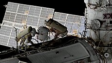 Ruští kosmonauté vyrazili ven z ISS, aby stanici připravili na nový modul
