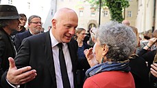 Na smute�ní ob�ad se rozlou�it se zesnulou Ji�inou �iklovou p�i�el také senátor...