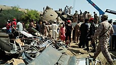 Dva vlaky se v pondlí srazily na jihu Pákistánu, dohromady peváely asi 1 100...