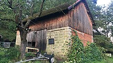 �Je to chrán�ná krajinná oblast. Romantika pod skálou u rybníka v �eském ráji....