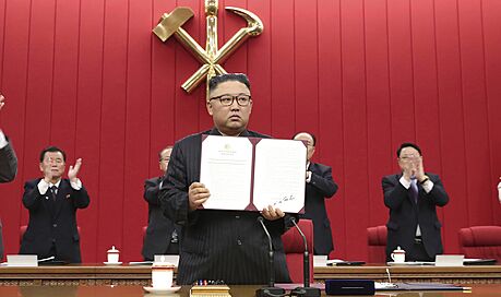 Severokorejský vdce Kim ong-un na stranickém zasedání. (17. ervna 2021)