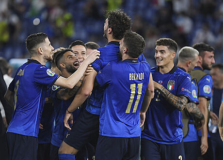 Italtí fotbalisté se radují s úvodního gólu Manuela Locatelliho v zápase proti...