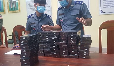 Kambodtí policisté ve spolupráci s místními celníky zabavili tisíce nových iPhon, které chtl paerák pevézt pes hranice do Vietnamu.