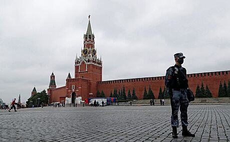 Ruská policie na Rudém námstí v Moskv v pátek zadrela opoziního aktivistu...