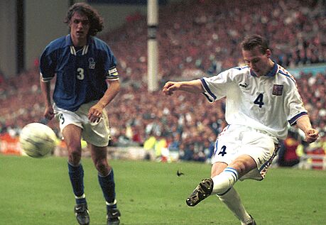 Pavel Nedvd pálí v utkání proti Itálii na mistrovství Evropy 1996, Paolo...