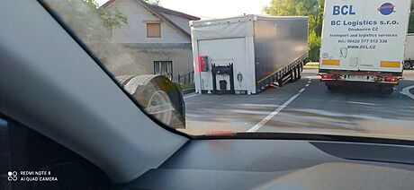 Uvolnný pívs kamionu zablokoval frekventovanou silnici u Tince.