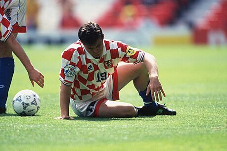 Chorvatský fotbalista Goran Vlaovi na zemi bhem utkání tvrtfinále Eura 1996...