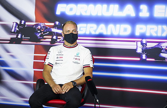 Finský jezdec stáje Mercedes Valtteri Bottas na tiskové konferenci.