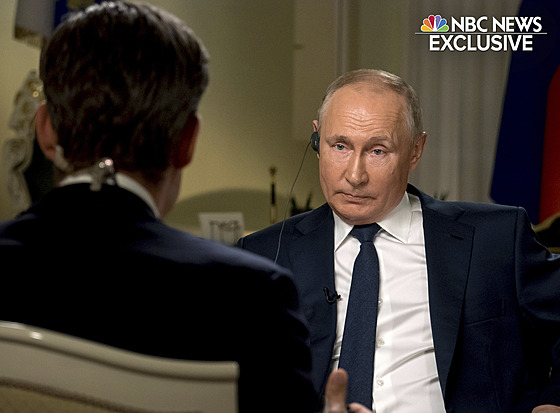 Ruský prezident Vladimir Putin v rozhovoru americké televizní stanice NBC. (14....