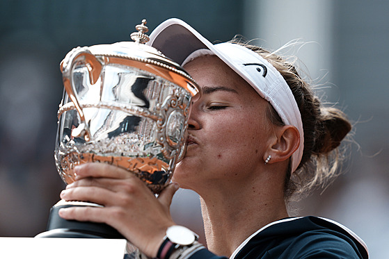 Barbora Krejčíková se po vítězství na Roland Garros mazlí se svojí první velkou...