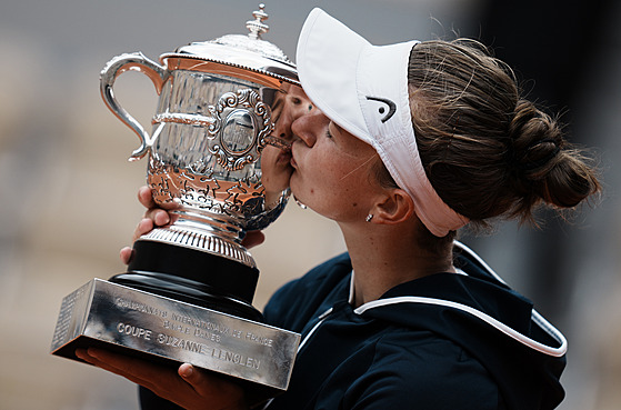 Barbora Krejíková jako erstvá vítzka Roland Garros líbá pohár Suzanne...