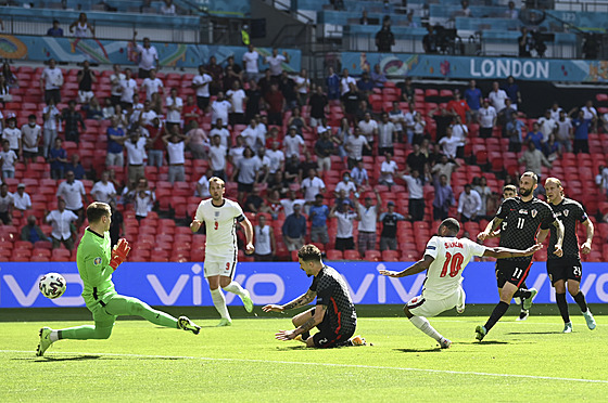 Anglian Raheem Sterling (10, v bílém) stílí úvodní gól utkání s Chorvatskem.