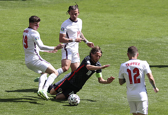 Luka Modri (v erném) v obklíení anglických fotbalist