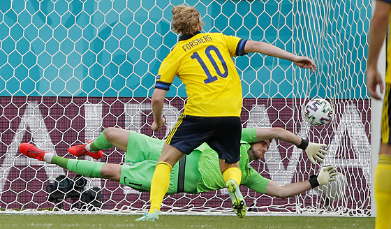 Slovenský Martin Dúbravka se marn� natahuje po Forsbergov� penalt�.