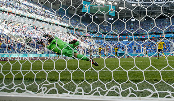 véd Emil Forsberg promuje penaltu, kterou zavinil slovenský branká Martin...