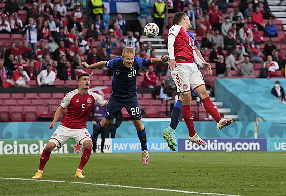 Joel Pohjanpalo dává gól Finska v utkání proti Dánsku.