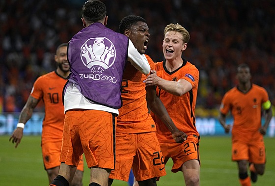 Nizozemský hrdina Denzel Dumfries slaví svj gól proti Ukrajin.
