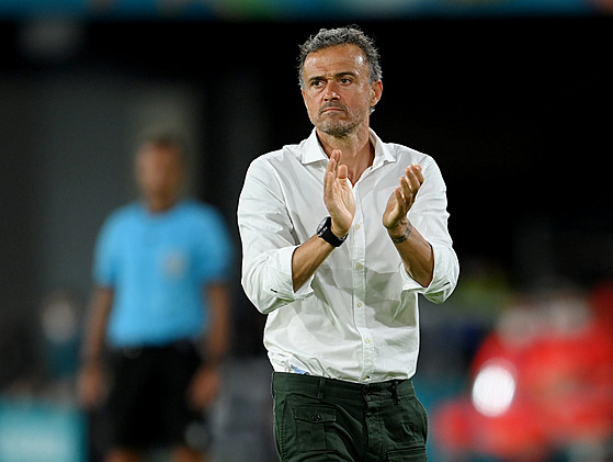 Trenér Luis Enrique povzbuzuje panlské fotbalisty.