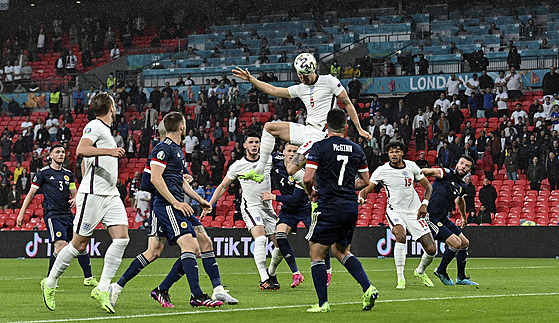 Anglický obránce John Stones hlavikuje na bránu Skotska.