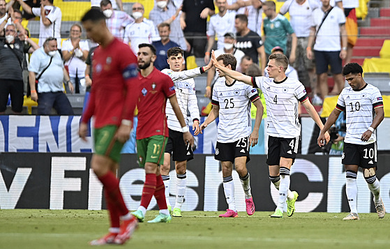 Nmetí fotbalisté oslavují gól v utkání proti Portugalsku.