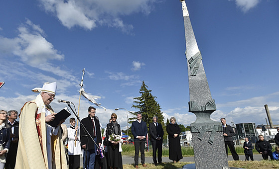 V Tupesích mají nový památník, který pipomíná návtvu papee Jana Pavla II. v...