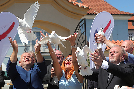 Tisková konference Trikolora, Svobodní, Soukromníci. Pedstaví 14 krajských...