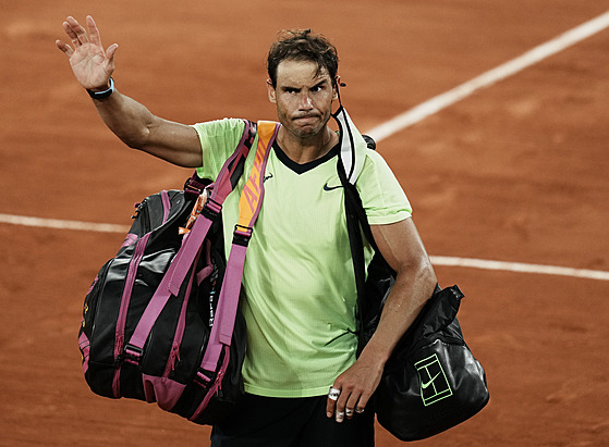 panl Rafael Nadal se louí s publikem po vyazení v semifinále Roland Garros.