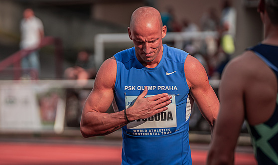 Petr Svoboda v cíli bhu na 110 metr pekáek na Odloilov memoriálu