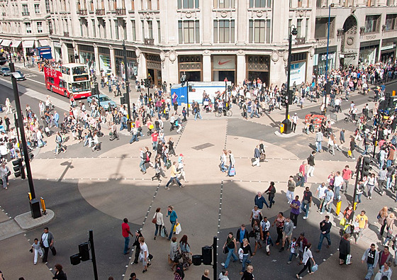 Nového pechodu se na kiovatce Oxford a Regent Street Londýané dokali u v...