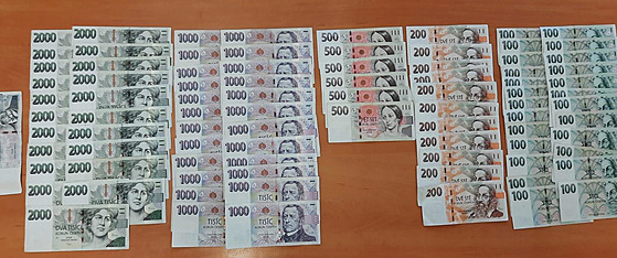 Peníze, které policie našla v zadržené peněžence.