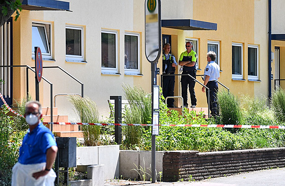 Policie na míst stelby v nmeckém mst Espelkamp, kterou nepeili dva lidé....