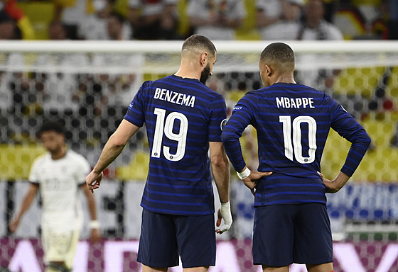 Karim Benzema a Kylian Mbappé bhem úvodního francouzského zápasu na...