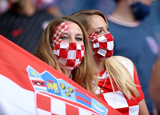 Chorvatské fanynky v hlediti Hampden Parku ekají na duel mistrovství Evropy...