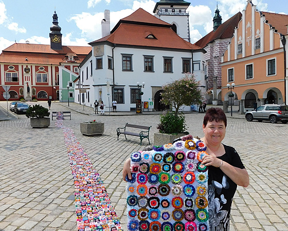 Blanka Böhmová s nataženým rekordním kobercem s vlněnými květinami na náměstí v...