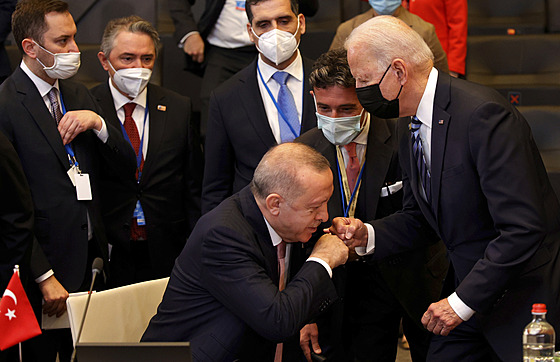 Trapný moment na summitu NATO. Turecký prezident Recep Tayyip Erdogan svému...